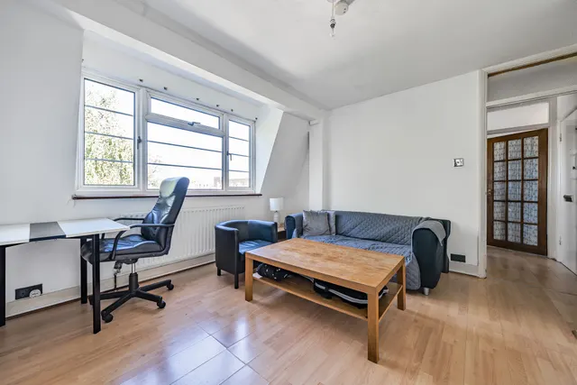 Photo 3 — 48 Holmbury Court, Upper Tooting Road, London