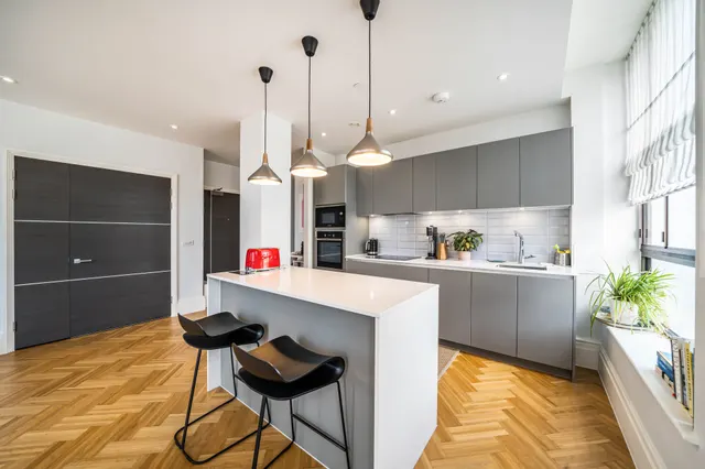 Photo 2 — Flat 1, Ivor House, 5 Acre Lane, London