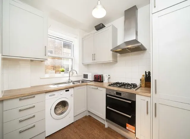 Photo 2 — Lavender Hill, Battersea, SW11