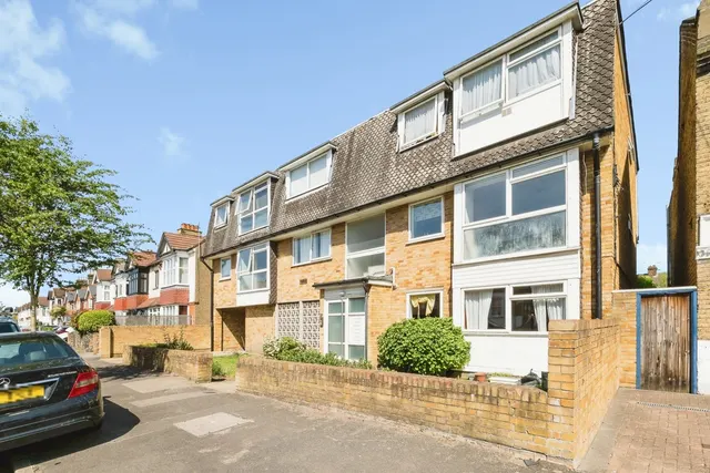 Malmesbury Road, London, E18, photo 1