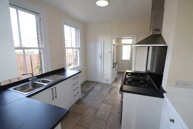 Westborough Road, Westcliff, photo 1