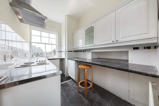 Photo 3 — 49a Primrose Mansions, Prince of Wales Drive, London