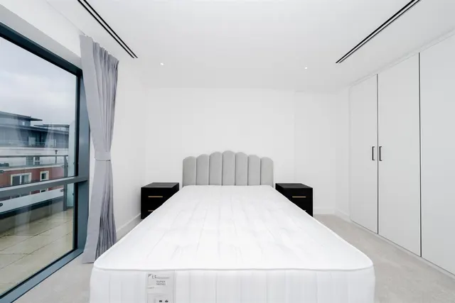 Photo 2 — Flat , Fairbank House, Beaufort Square, London