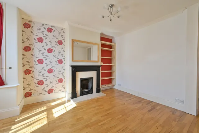 Photo 2 — 34 Garfield Street, Watford