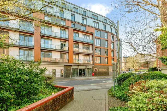 Queensway, Redhill, photo 1