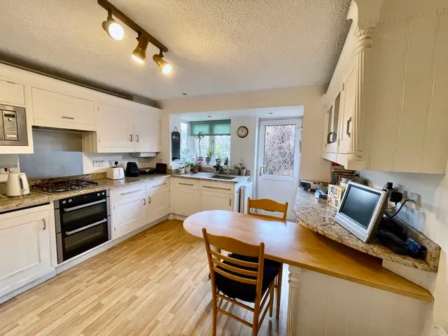 Photo 2 — Groves Close, Bourne End SL8 5JP