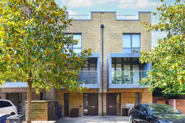 Sir Alexander Close, Acton, W3, photo 1