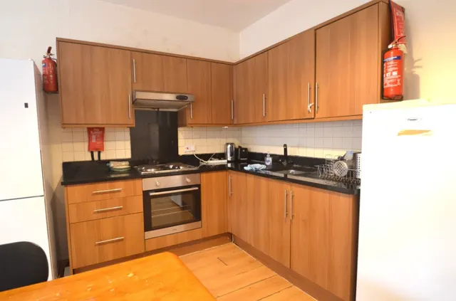 Harvest Road, Englefield Green, photo 3