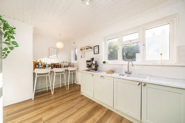 3 bedroom flat, Kings Avenue, SW4