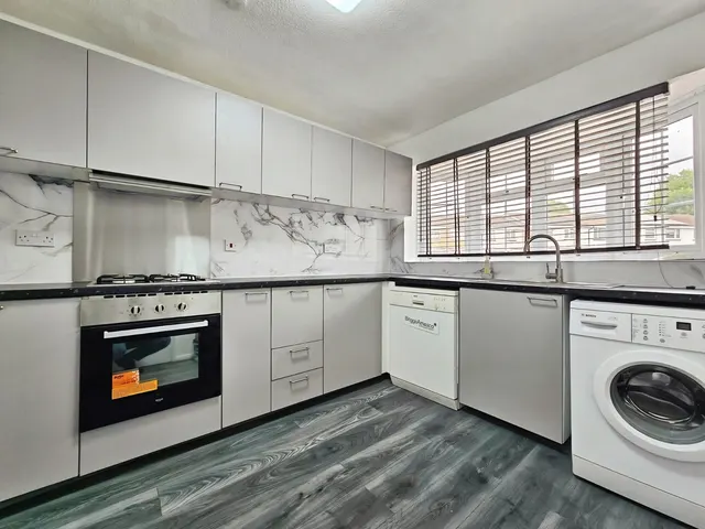 Waters Drive, Staines, TW18, photo 3