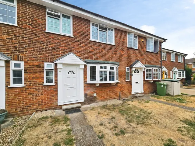 Waters Drive, Staines, TW18, photo 1