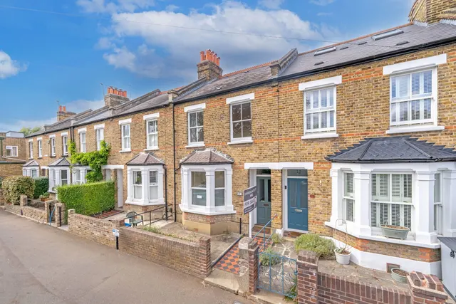 3 bedroom house — Gothic Road, Twickenham