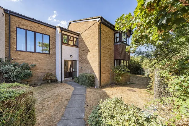 Clarkes Drive, Uxbridge, UB8, photo 1