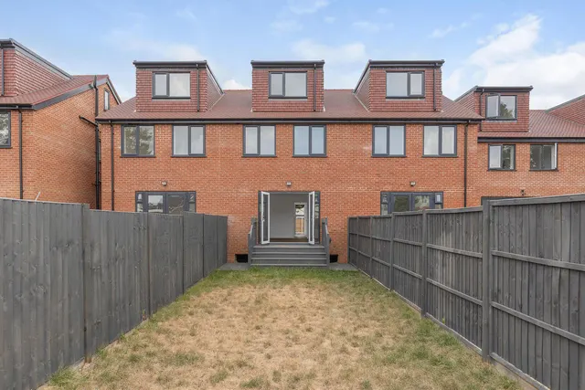Slough, SL1, photo 2