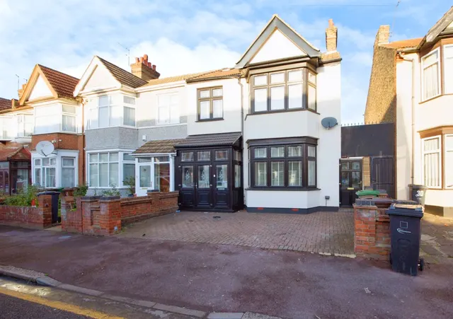 Hurstbourne Gardens, Barking, photo 1