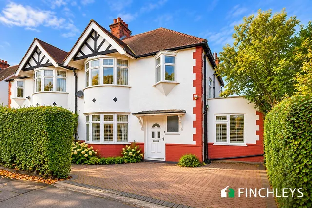 Lyndhurst Gardens, London, N3, photo 1