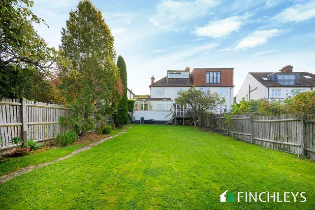 Lyndhurst Gardens, London, N3, photo 2