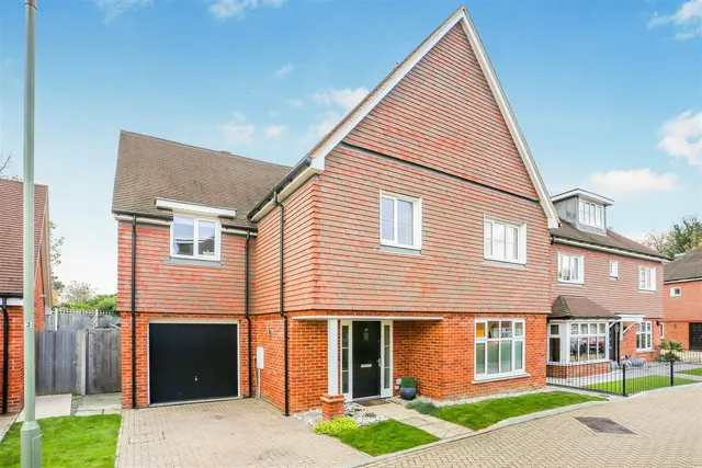 Halliday Close, Ewell, KT17 1AZ, photo 1