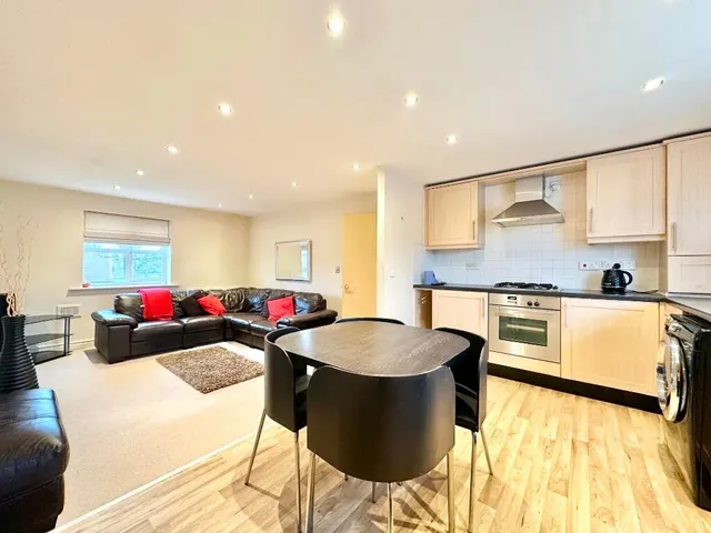Balliol Court, Sale, M33, photo 2