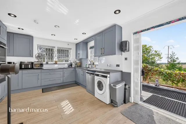 Royal Drive, Epsom, KT18, photo 3