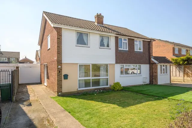 Saxon Road, Walton-On-Thames KT12 3HD, photo 1