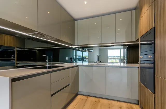 Photo 3 — Flat 11, Basset Court, Smithfield Square, High Street, London
