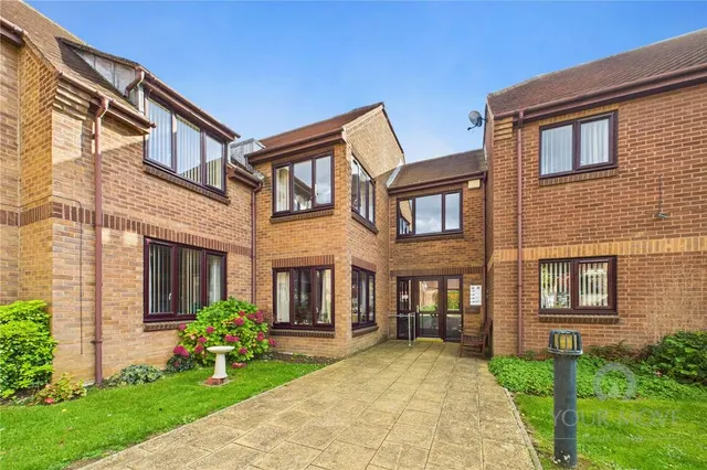 Pond Farm Close, Duston, NN5, photo 1