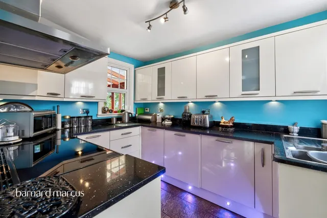 Hanworth Road, Feltham, TW13, photo 3