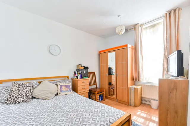 Photo 3 — 62 Nottingwood House, Clarendon Road, London