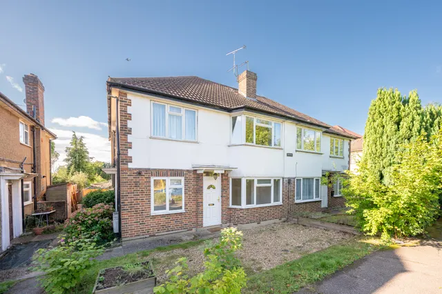 3 Park Court, Friern Park, London, photo 1