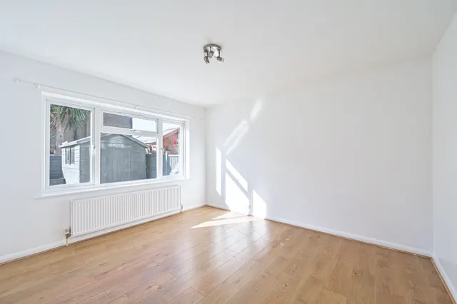 Photo 3 — 3 Park Court, Friern Park, London