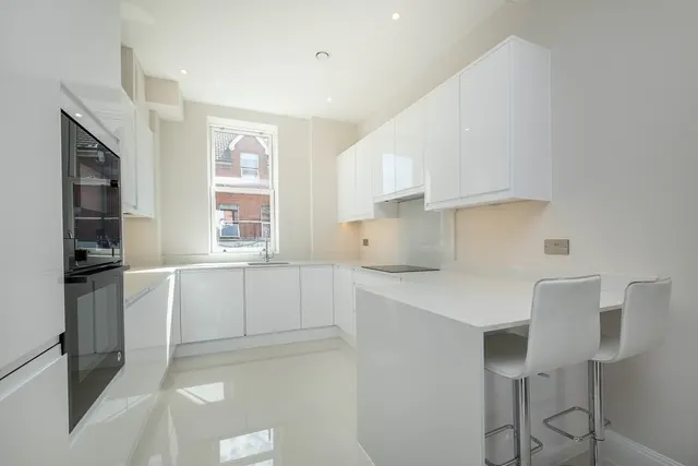 Merton Road, London, SW19, photo 2