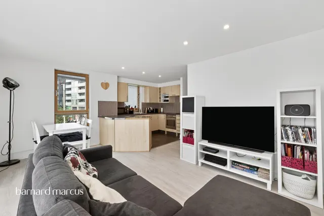 The Oaks Square, Epsom, photo 1
