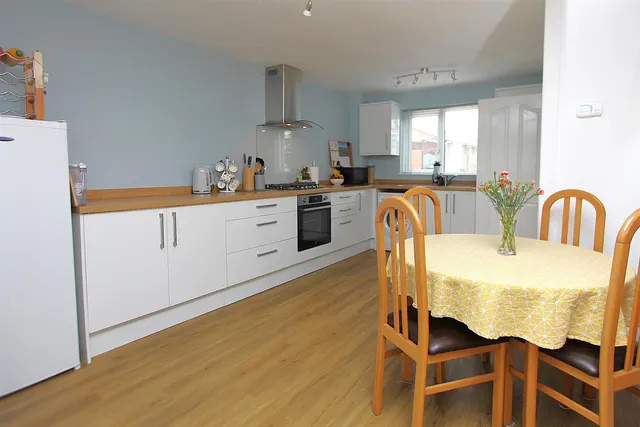 Photo 3 — Curlew Close, Kidderminster