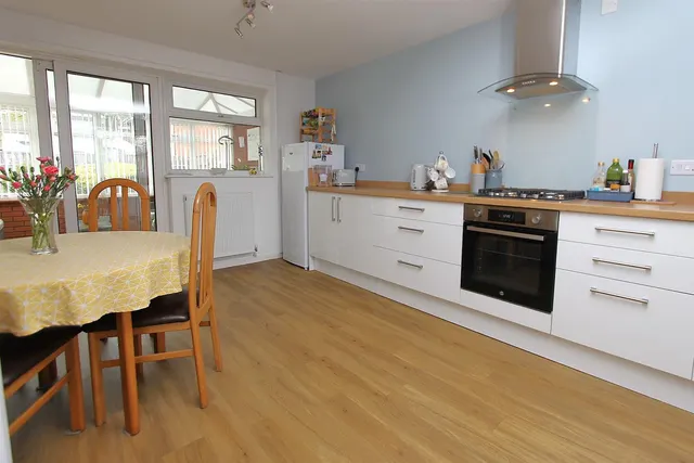 Photo 2 — Curlew Close, Kidderminster