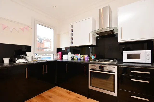Photo 3 — 222b Merton Road, London
