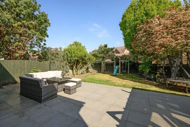 Photo 3 — Lawson Walk, Carshalton Beeches, SM5 4HE