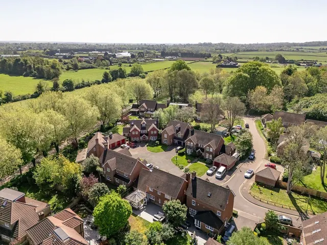 Photo 2 — Lawson Walk, Carshalton Beeches, SM5 4HE