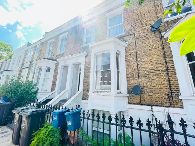London, N16, photo 2