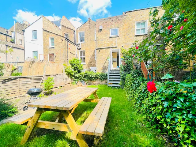 London, N16, photo 1