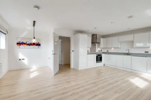 Photo 2 — Flat 7, The Ship Apartments, 90 Hardinge Street, London