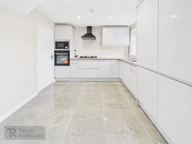 Maiden Lane, Langley Green, RH11, photo 3