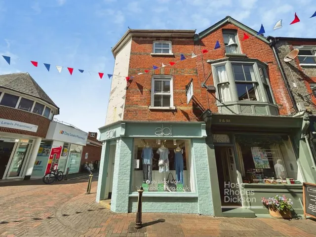 High Street, Cowes, PO31, photo 1
