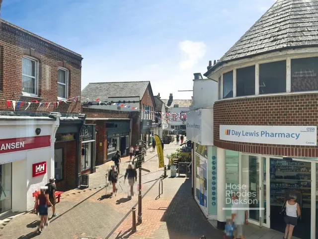 High Street, Cowes, PO31, photo 2