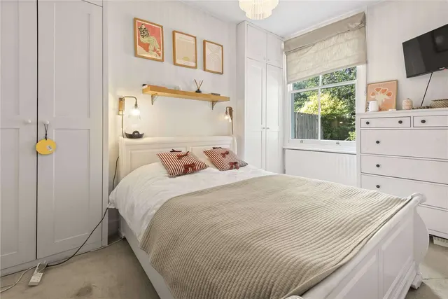 Photo 2 — Balham Park Road, London, SW12 8EA