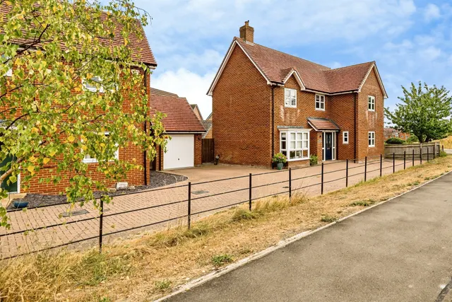 Newton Avenue, Berryfields, Aylesbury, photo 1