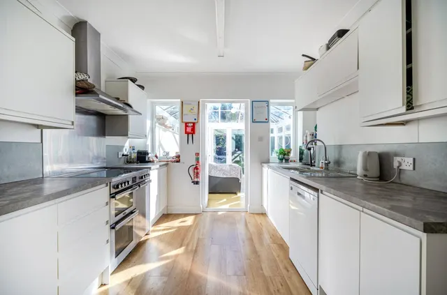 Beckingham Road, Guildford, GU2, photo 2
