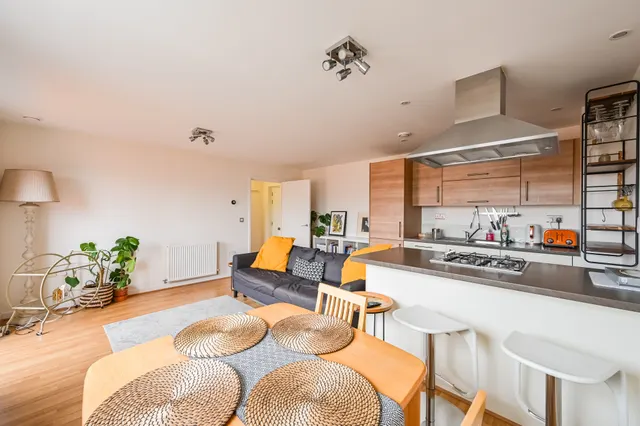 Photo 3 — Flat 8, Chaplin Court, 20 Joseph Street, London