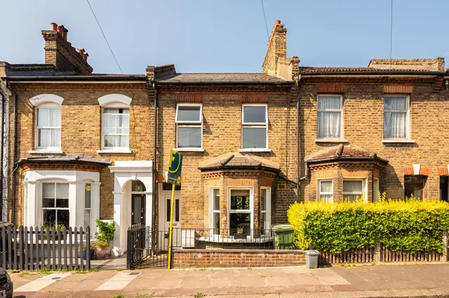 12 Rojack Road, London, photo 1