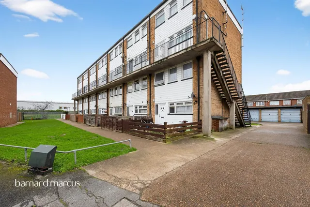 Percy Bryant Road, Sunbury-On-Thames, photo 1